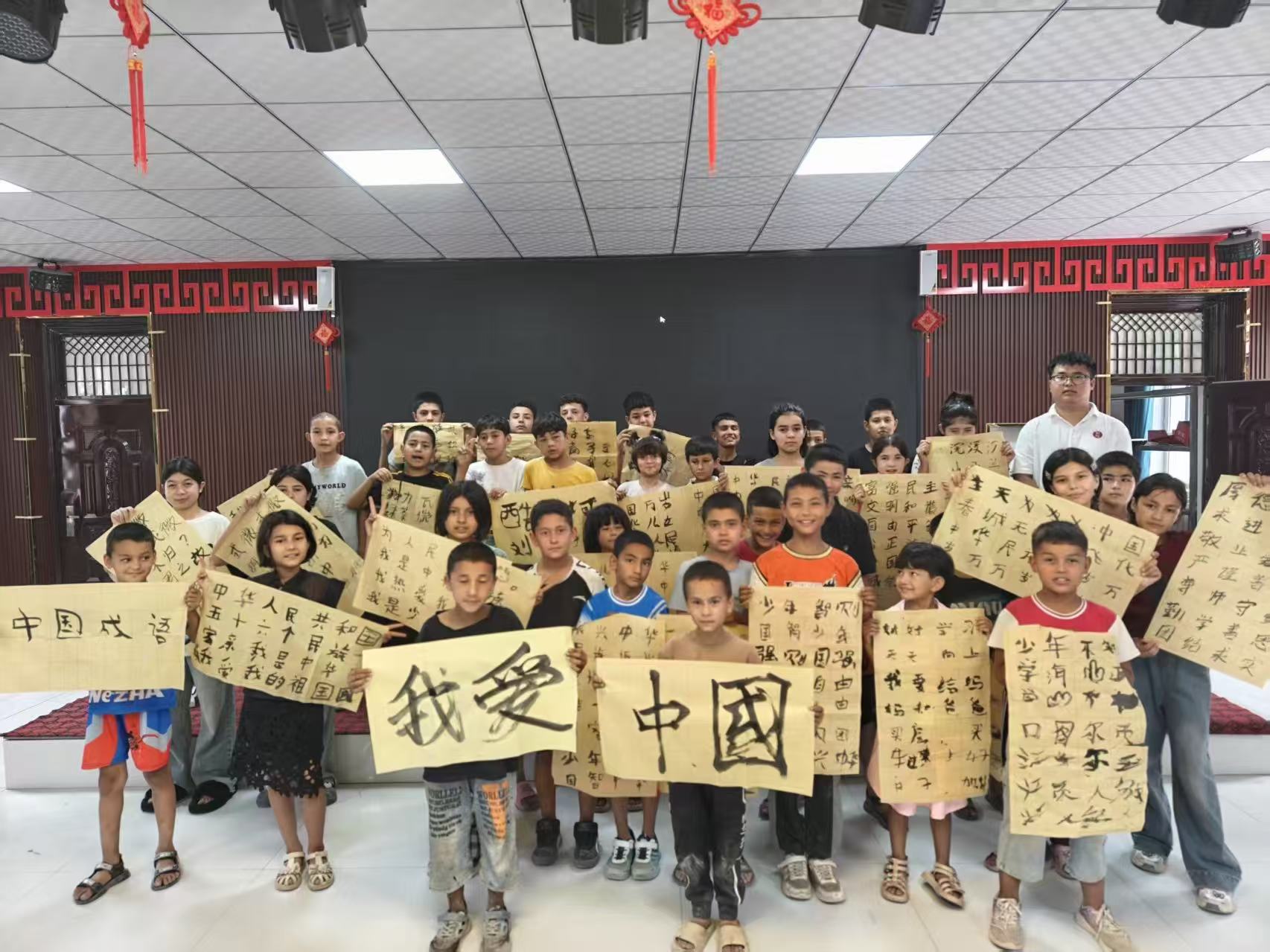 新疆师范大学 助力驻村工作队 书法课合影
