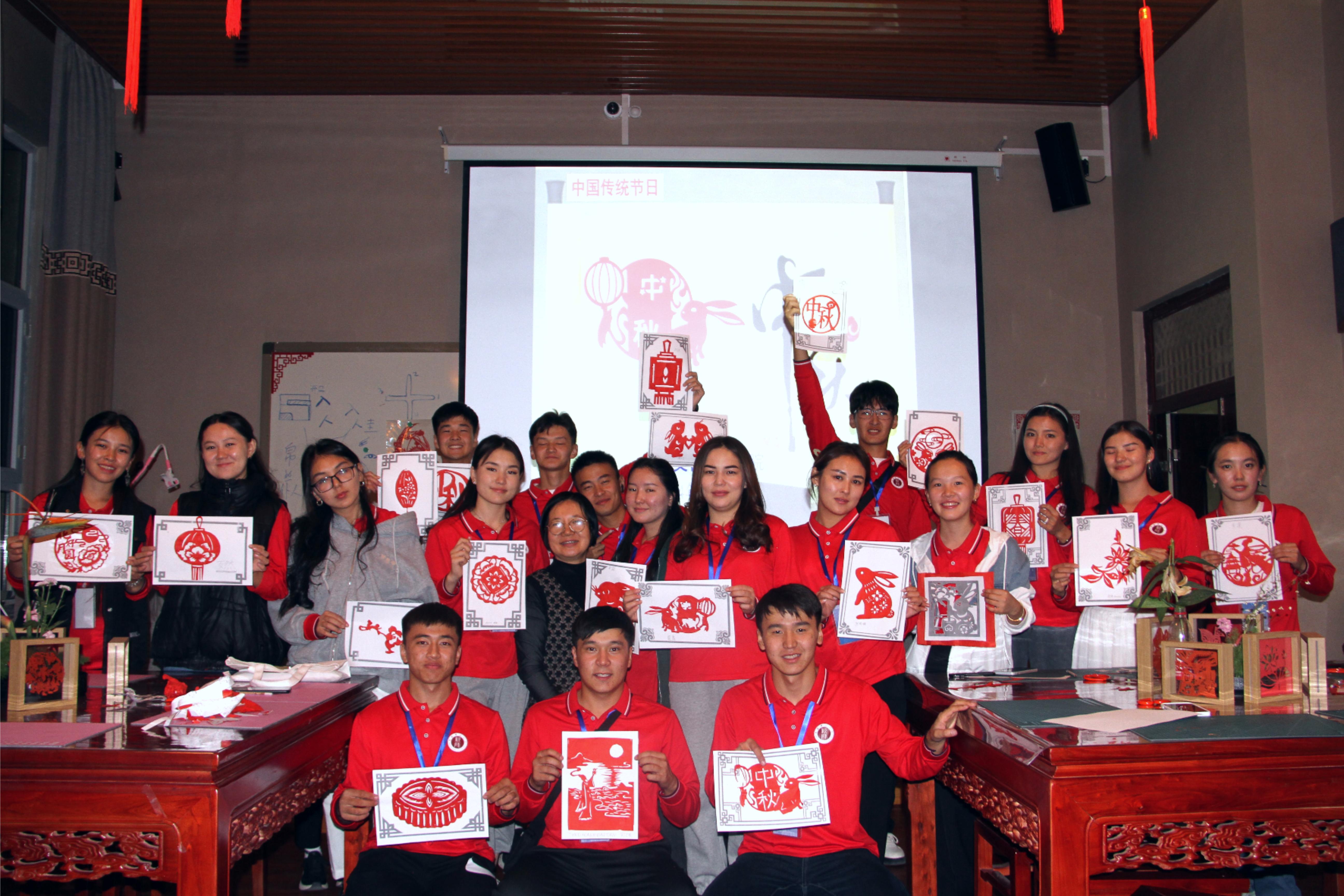 吉尔吉斯斯坦青年学生在基地开展文化体验